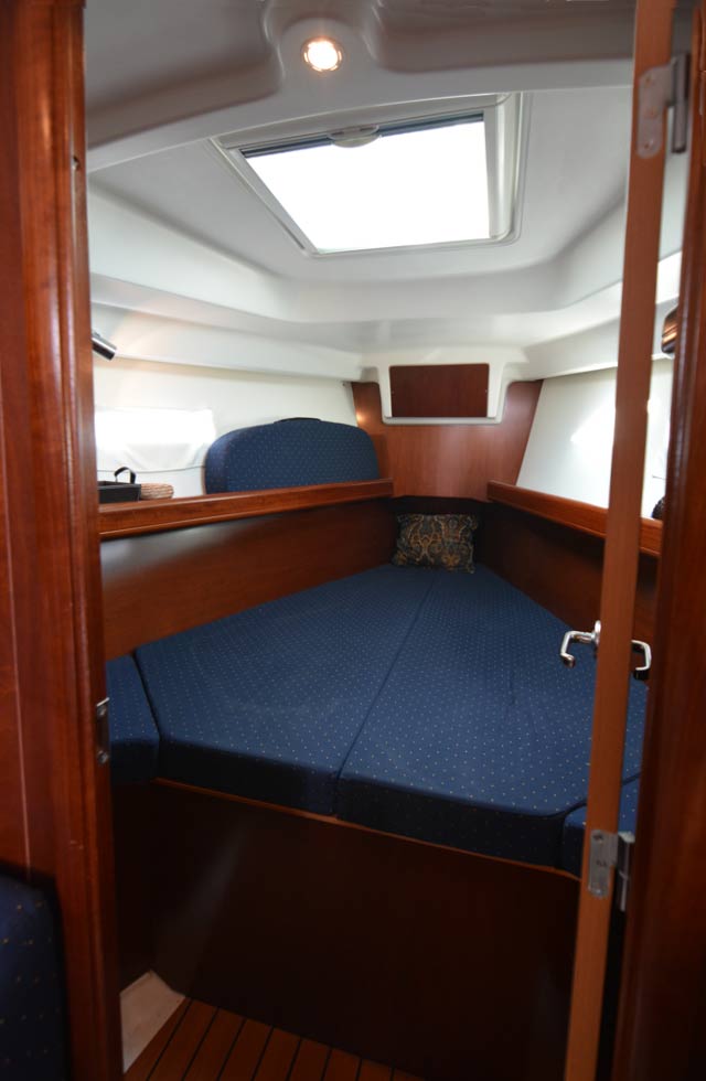 Beneteau 373 Forward stateroom