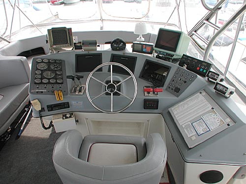 Cruisers 4280 bridge helm