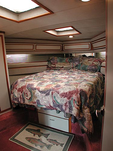 Cruisers 4280 master stateroom