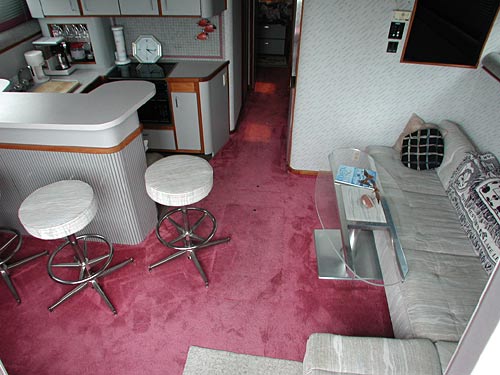 Cruisers 4280 sedan spacious salon